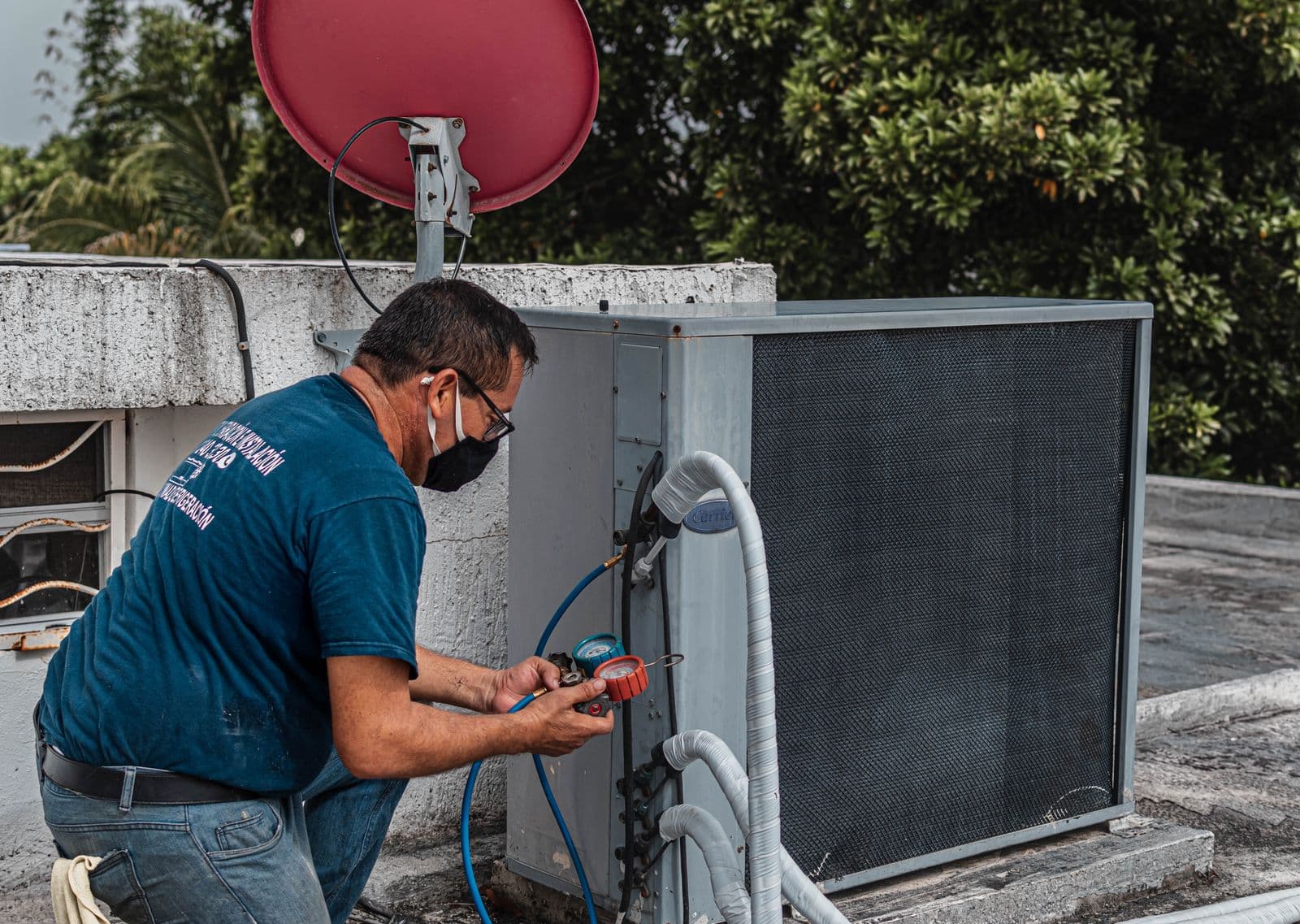 Technicien intervenant sur une climatisation